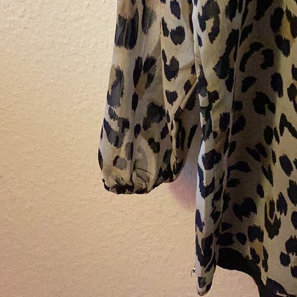 Like new Guess Leopard jungle safari open arm sheer low cut v neck blouse size S - Picture 7 of 9